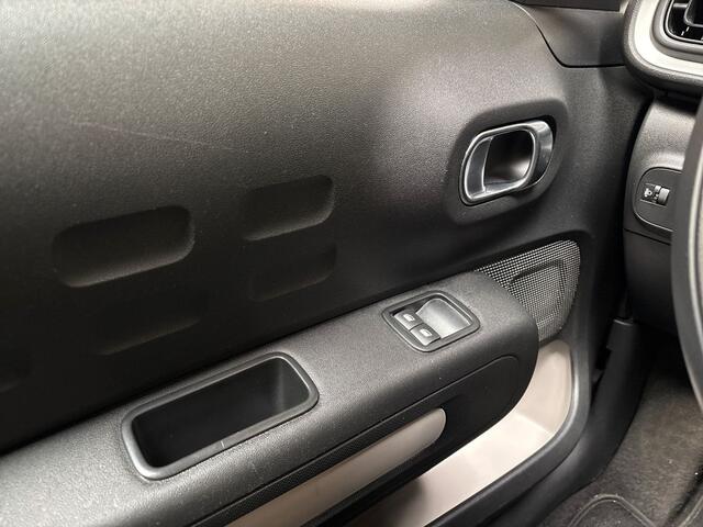 Citroen C3 1.2 PureTech Sport (APPLE CARPLAY, GROOT NAVI, LM VELGEN, PARKEERSENSOREN, SPORTSTOELEN, CRUISE, TREKHAAK, NIEUWE APK, NIEUWSTAAT)