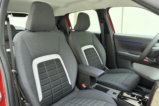 Citroen C3 1.2 Hybrid 110pk Plus / apple carplay / cruise control / airco / verwarmd stuurwiel / achteruitrijcamera / climate control / navigatiesysteem