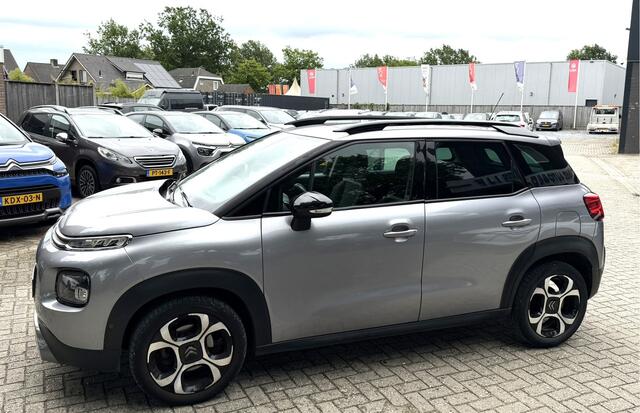 Citroen C3 Aircross 110 Pk Benzine * Zeer luxe * Hoge Zit * * Open Schuifdak * Navigatie * Start Button * Climate & Cruise Control * L.M. Velgen * DAB Radio * Vingerhoets; Vierde Generatie Eersteklas Service. Al meer dan 100 jaar een begrip in de Brabantse Kempen