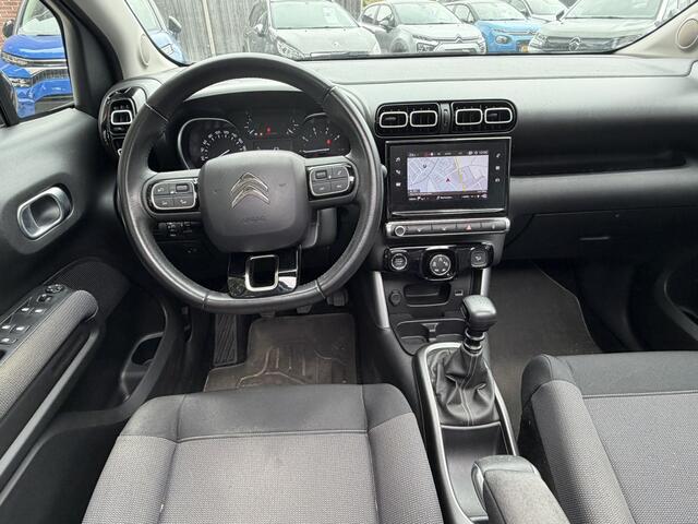 Citroen C3 Aircross 110 Pk Benzine * Zeer luxe * Hoge Zit * * Open Schuifdak * Navigatie * Start Button * Climate & Cruise Control * L.M. Velgen * DAB Radio * Vingerhoets; Vierde Generatie Eersteklas Service. Al meer dan 100 jaar een begrip in de Brabantse Kempen