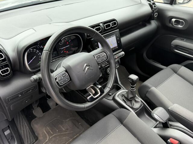 Citroen C3 Aircross 110 Pk Benzine * Zeer luxe * Hoge Zit * * Open Schuifdak * Navigatie * Start Button * Climate & Cruise Control * L.M. Velgen * DAB Radio * Vingerhoets; Vierde Generatie Eersteklas Service. Al meer dan 100 jaar een begrip in de Brabantse Kempen
