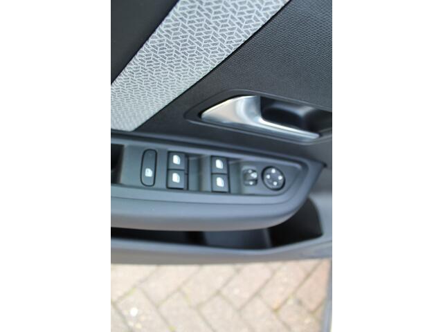 Citroen C4 1.2-130pk Puretech Shine Limited AUTOMAAT ! Gun u het comfort en gemak van een automaat ! Autm. airco, Navigatie, Cruise Control, Climate Control, Lane assist, Stoelverwarming, Camera, Apple CarPlay/Android auto etc.