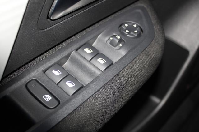 Citroen C4 1.2-130pk 'Iconic' AUTOMAAT ! Gun u het comfort en gemak van een automaat ! Autm. airco, Navigatie, Cruise Control, Climate Control dual, Lane assist, Stoelverwarming, Camera, Apple CarPlay/Android auto etc.