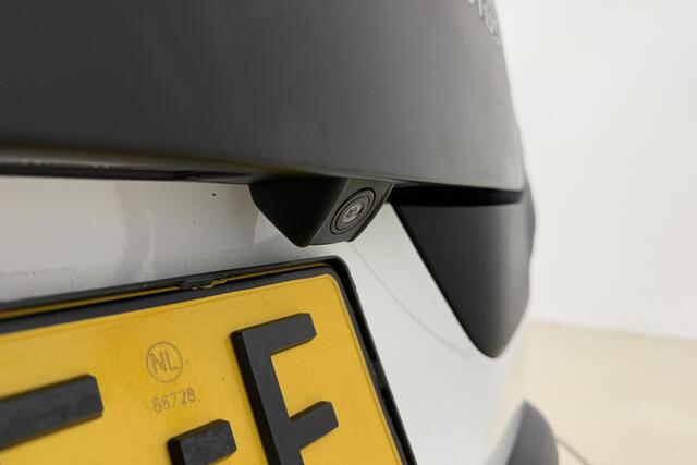 Citroen C4 CACTUS 1.2 PureTech Shine 110pk | Navigatie | Camera | Trekhaak | Lichtmetalen Velgen | Climate Control | Stoelverwarming