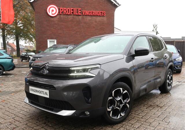 Citroen C5 Aircross 130 Pk. *** Automaat *** Feel Edition 100% Benzine * Nieuw Type * Keyless Entry & Start Button * 3 Stoelen 2e zitrij * Speciale Bekleding * L.M. Velgen * Climate & Cruise Control * Navigatie en Spotify via Apple Car Play of Android Auto * Vingerh