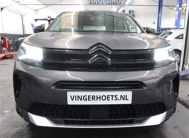 Citroen C5 Aircross 130 Pk. *** Automaat *** Feel Edition 100% Benzine * Nieuw Type * Keyless Entry & Start Button * 3 Stoelen 2e zitrij * Speciale Bekleding * L.M. Velgen * Climate & Cruise Control * Navigatie en Spotify via Apple Car Play of Android Auto * Vingerh