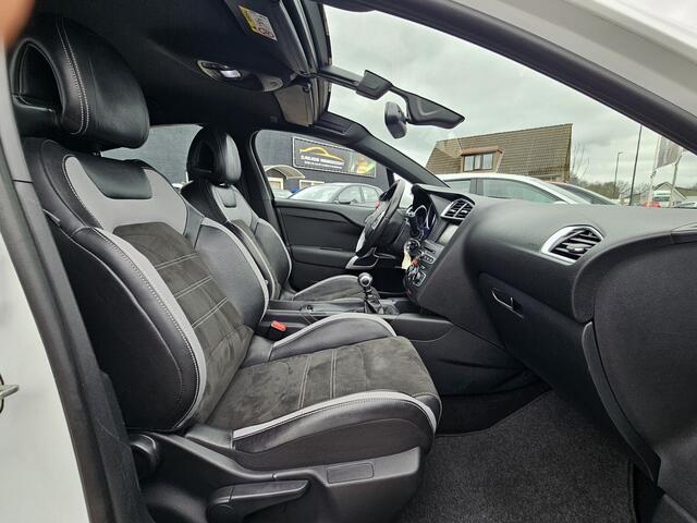 Citroen DS4 1.2 130pk PureTech So Chic NAVIGATIE|CARPLAY|CRUISE CONTROL|ECC/AIRCO|PDC VOOR EN ACHTER|LM-VELGEN Maandag tot Vrijdag van 09.00 tot 20.00 uur en Zaterdag van 09.00 tot 18.00 uur