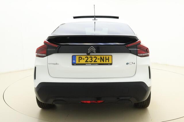 Citroen ë-C4 Shine 50 kWh | Panoramisch schuif/kanteldak | Navigatie | Lederen bekleding | Stoelverwarming | Camera | Keyless | Climate control | Verwarmd voorruit