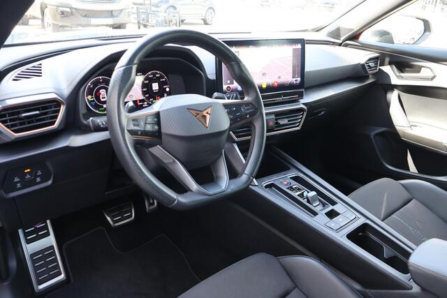 Cupra Formentor VZ Black Edition 1e Eigenaar | BTW | Volledig Dealer Onderh. | Sfeer | Donkere Hemel | Camera | Matrix Led | Keyless | Carplay | Ad Cruise | Stuur+Stoelverwarming | Climate | 1 Laadkabel