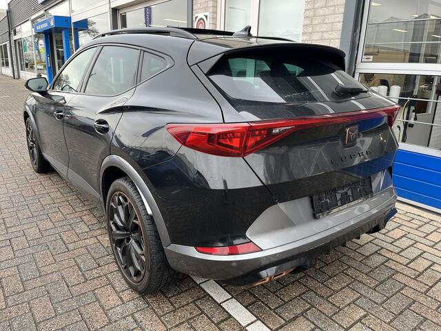 Cupra Formentor 1.4 e-Hybrid VZ Black Edition / AUTOMAAT/ 245 PK/ PANO/ TREKHAAK/ LEER/ ELEK.KLEP/ STUUR+STOELVERWARM./ PARK.SENSOR.V+A/ 360 CAMERA/ ACC/ KEYLESS/ DODEHOEK/ MEMORY SEAT/ FULL LINK/ NAVI/ DAB/ CLIMA/ LED/ ISOFIX/ 19'' LMV
