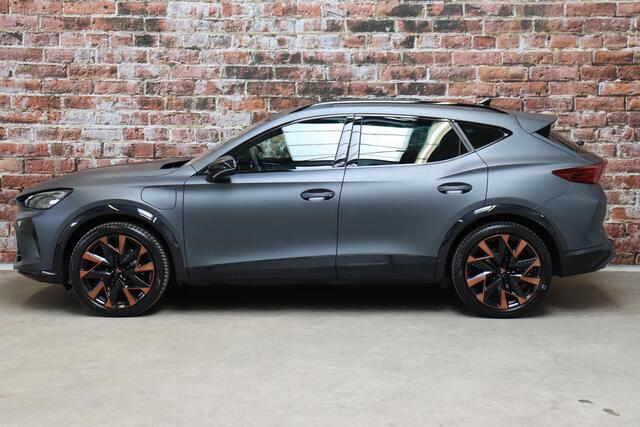 Cupra Formentor 1.5 TSI e-Hybrid VZ Performance Automaat / Virtual Cockpit / 19 Inch / LED Matrix / Sportstoelen / Adaptieve Cruise Control / Achteruitrijcamera / Extra Getint Glas / Apple CarPlay / Stoelverwarming / Parkeersensoren voor+achter / DAB / Climate Control /