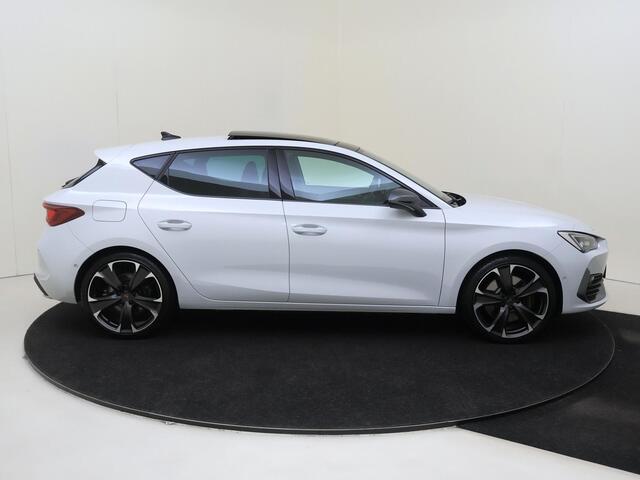 Cupra Leon 1.4 e-Hybrid VZ Performance | Panoramadak | Parkeerasisstent | Adaptieve demping | Keyless | Stoel- en stuurwielverwarming | Navigatie | Adaptieve cruise control |