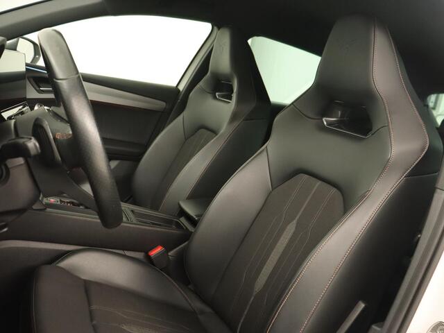 Cupra Leon 1.4 TSI eHybrid VZ | 245pk | Carplay | Navigatie | Sfeerverlichting | Keyless | Sportstoelen | Digital Cockpit | Parkeerhulp | PHEV | Plug In