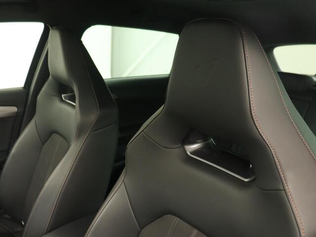 Cupra Leon 1.4 e-Hybrid VZ | 245pk | Stoel & stuurverwarming | Adaptive cruise | Camera | Carplay | Navigatie | 19'' lichtmetalen velgen | Digital Cockpit | Sportstoelen | PHEV | Plug In