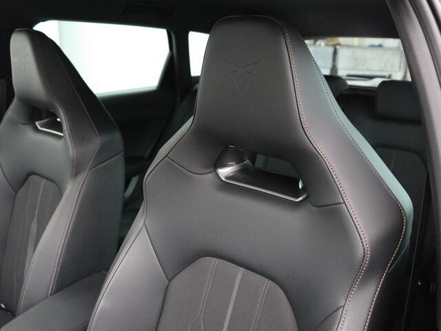 Cupra Leon 1.4 e-Hybrid VZ Business | 245pk | Origineel NL | Trekhaak | Stuurverwarming | Carplay | Adaptive cruise | Sfeerverlichting | Navigatie | Parkeerhulp | Keyless | PHEV | Plug In