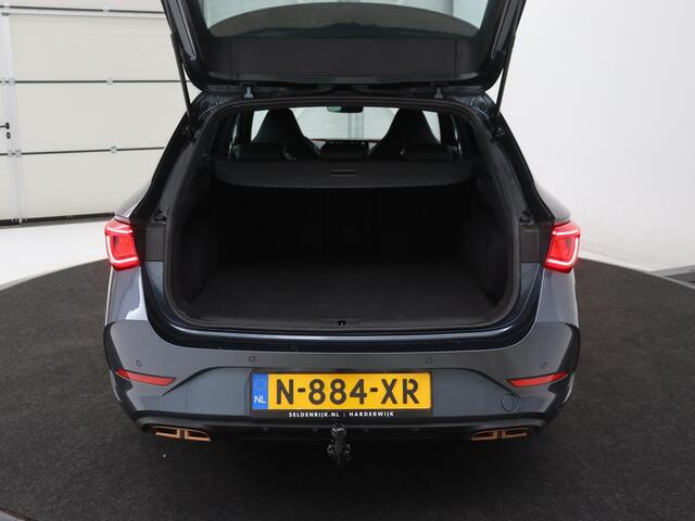 Cupra Leon 1.4 e-Hybrid VZ Business | 245pk | SOH 92% | Trekhaak | Carplay | Adaptive cruise | Sportstoelen | Navigatie | Stuurverwarming | Parkeerhulp | Full LED | Sfeerverlichting | Keyless | PHEV | Plug In