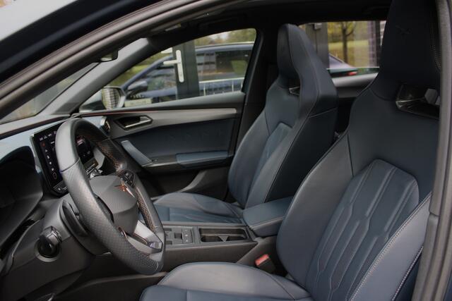 Cupra Leon Sportstourer 1.4 e-Hybrid 180kW VZ Copper Edition Pano/LED/Leder/Kuipstoelen/Camera/Keyless/DCC/ACC/Virtual Cockpit/Dodehoek/19"