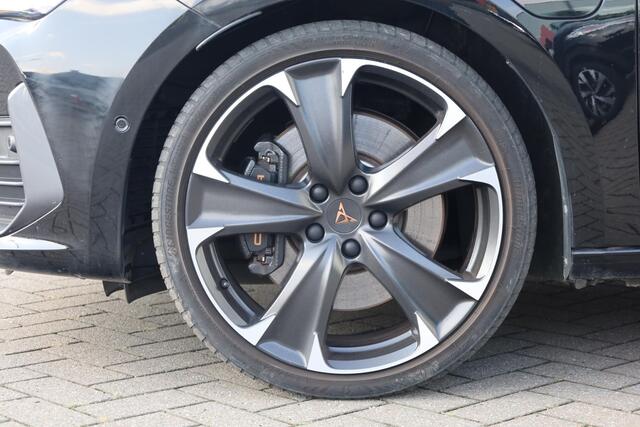 Cupra Leon Sportstourer 1.4 e-Hybrid VZ Business 245PK / 180kW, 19" LMV, achteruitrijcamera, park assist, klasse III alarm, draadloos laden, keyless advanced entry en go, 12 volt stekker kofferbak LED verlichting, vision plus driving profile Cupra virtual cockpit navigatie ambie