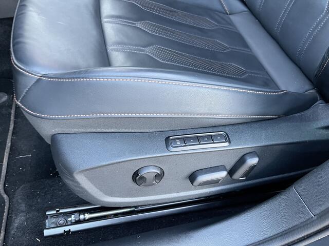 Cupra Leon Sportstourer 1.4 e-Hybrid Black Edition / AUTOMAAT/ LEER/ TREKHAAK/ ACC/ PARK.SENSOR.V+A/ CAMERA/ STUUR+STOELVERWARM./ MEMORY SEAT/ KEYLESS/ VIRTUAL COCKPIT/ RIJ-MODI/ SFEERVERLICHTING/ DAB/ NAVI/ CLIMA/ LED