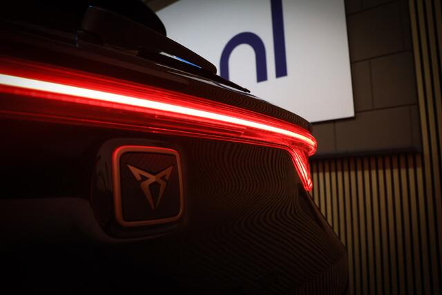 Cupra Leon Sportstourer 1.4 e-Hybrid Business LED/Keyless/Camera/Trekhaak wegklapbaar/ACC/18"