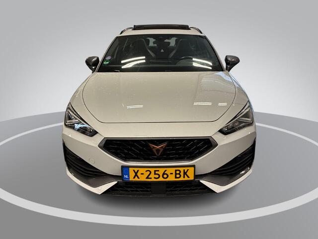 Cupra Leon Sportstourer 1.4 245pk DSG e-Hybrid VZ Adrenaline · Panoramadak · Camera · Keyless · Stuur- & Stoelverwarming · Parkeer assistent · Elek. Bestuurdersstoel + Geheugen ·