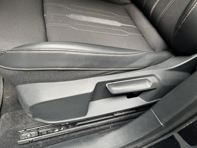 Cupra Leon Sportstourer 1.4 e-Hybrid Performance / AUTOMAAT/ PANO/ CAMERA/ PARK. SENSOREN/ DODE HOEK/ KEYLESS/ FULL LINK/ STOEL-STUURVERWARM./ ADAPT. CRUISE/ PARK. ASSIST/ LED/ NAVI/ CLIMA/ DAB