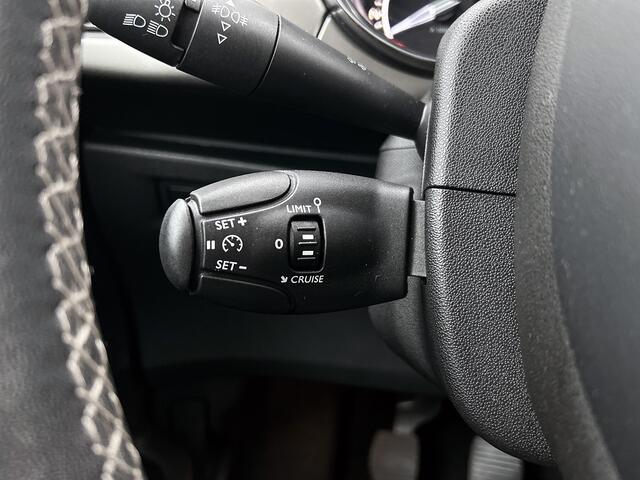 DS DS 3 PureTech 82pk So Chic | Achteruitrijcamera | Navigatie |