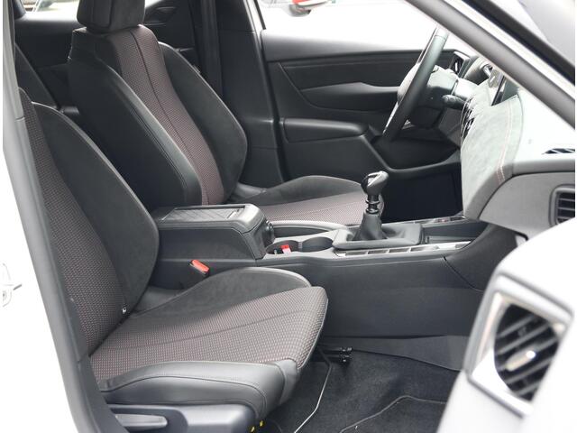 DS DS 3 SUV Performance Line 100 pk | Navigatie via Apple Carplay/Android Auto | Parkeersensoren Achter | Alcantara Interieur | Climate Control | Cruise Control | LED Koplampen | DAB Ontvanger | Start/Stop Systeem | 17" Lichtmetalen Velgen |