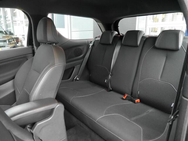 DS DS 3 1.2 PureTech Business | Stoelverwarming | Lichtmetalen velgen | Cruise control | Climate control | 17 inch lichtmetalen velgen | Achteruitrijcamera | Navigatie | Apple carplay