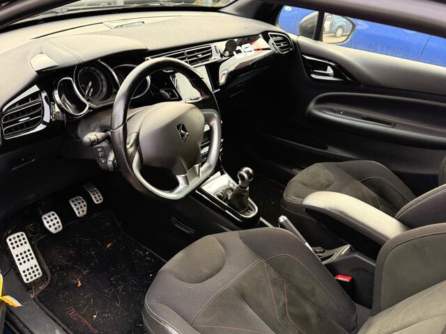 DS DS 3 1.2 PureTech Givenchy Le MakeUp 110pk Trekhaak | Zwarte velgen | Navigatie | Cruise control | Nieuwe distributie riem