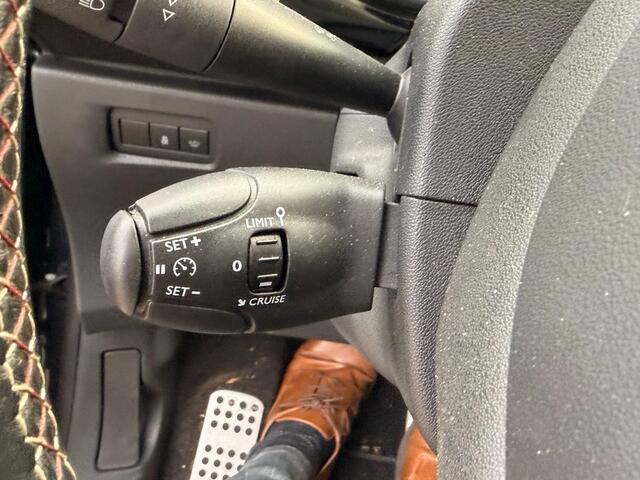 DS DS 3 1.2 PureTech Givenchy Le MakeUp 110pk Trekhaak | Zwarte velgen | Navigatie | Cruise control | Nieuwe distributie riem