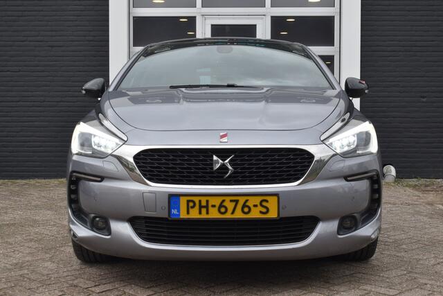 DS DS 5 THP 165pk Performance Line Automaat | Navigatiesysteem | Apple Carplay & Android Auto | Airco ECC | Afneembare Trekhaak (max aanhangergewicht 1400kg!) | Achteruitrijcamera | Parkeersensoren voor en achter | Dodehoek Detectie | Keyless | Panoramische panee