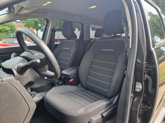 Dacia DUSTER 1.3 TCe Prestige / 1e Eigenaar / Dealer Onderhouden / Trekhaak / Achteruitrijcamera / Navigatie / Apple Carplay & Android Auto / Climate Control / PDC /