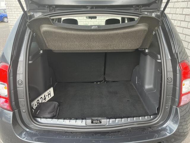 Dacia DUSTER 1.2 TCe 4x2 Blackshadow | Dealer onderhouden | Trekhaak | Stoelverwarming | Achteruitrijcamera | Navigatie |