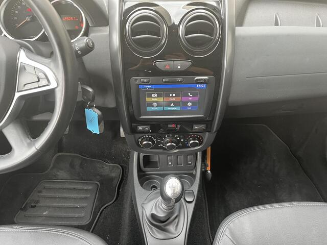 Dacia DUSTER 1.2 TCe 4x2 Blackshadow | Dealer onderhouden | Trekhaak | Stoelverwarming | Achteruitrijcamera | Navigatie |
