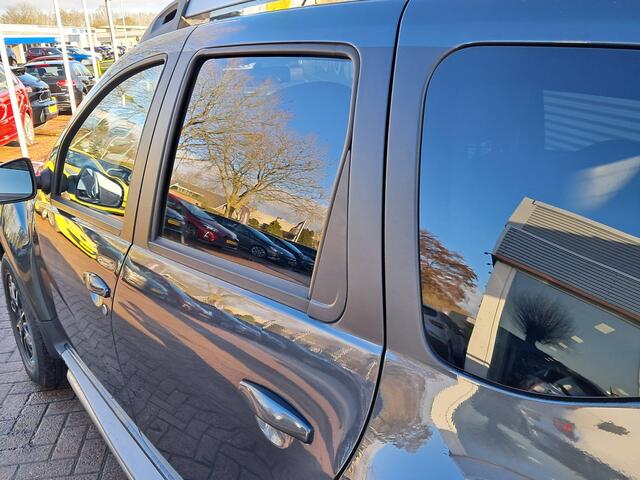 Dacia DUSTER 1.2 TCe 4x2 Blackshadow | Airco | Cruise control | Trekhaak | Leren bekleding | Stoelverwarming | Ndl auto | Navigatie | RIJKLAARPRIJS INCL 12 MAANDEN GARANTIE EN BEURT