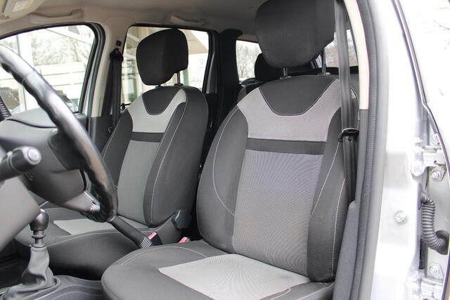 Dacia DUSTER 1.2 TCe 4x2 Blackshadow | Achteruitrijcamera | Stoelverwarming | Airco