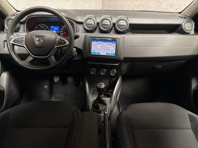 Dacia DUSTER 1.6 SCe Prestige (NAVIGATIE, CAMERA, GETINT GLAS, TREKHAAK, SPORTSTOELEN, LM VELGEN, CRUISE, NIEUWE APK, NIEUWSTAAT)