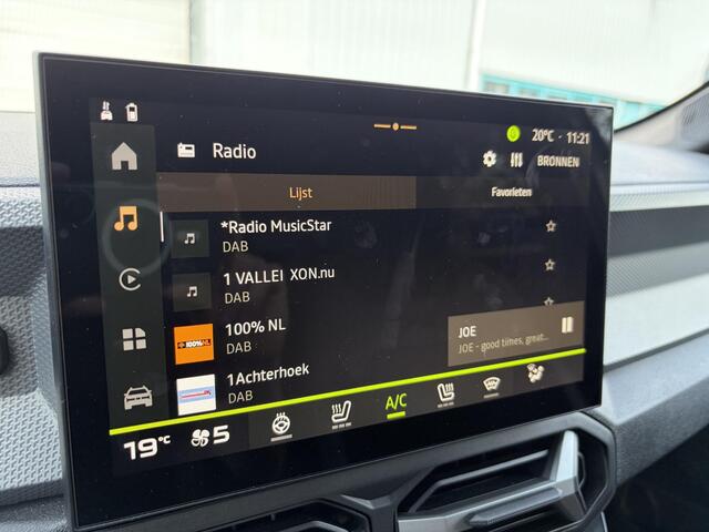 Dacia DUSTER 1.8 hybrid 155 limited edition / Rondom Camera / Stoel en Stuurwielverwarming / Navigatie / Dodehoekdetectie / Adaptieve Cruise Control / Voorruitverwarming /