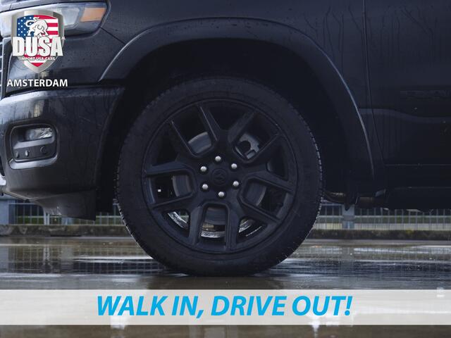 Dodge 1500 RAM | Laramie | Night Edition | 3.0L I6 Hurricane | Crew Cab | 4X4 | Panorama | Niveau regeling | 14,4-inch Touchscreen | Passenger Display Meerprijs extra opties / Accessoires zoals Deksel, Backflip, Fenders, wraps, Stripings etc