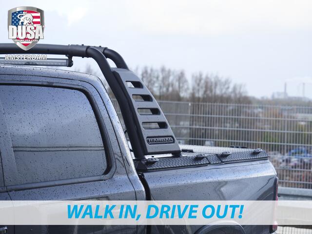 Dodge 1500 RAM | Laramie | Night Edition | 3.0L I6 Hurricane | Crew Cab | 4X4 | Panorama | Niveau regeling | 14,4-inch Touchscreen | Passenger Display Meerprijs extra opties / Accessoires zoals Deksel, Backflip, Fenders, wraps, Stripings etc