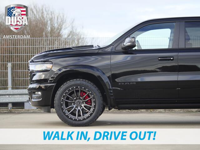 Dodge 1500 RAM | Laramie | Night Edition | 3.0L I6 Hurricane | Crew Cab | 4X4 | Panorama | Niveau regeling | 14,4-inch Touchscreen | Passenger Display Meerprijs extra opties / Accessoires zoals Deksel, Backflip, Fenders, wraps, Stripings etc