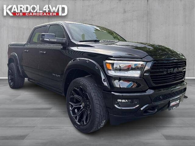 Dodge 1500 Ram 5.7 V8 4x4 Crew Cab Laramie | GEHEEL RIJKLAAR!!! | Model24 BPM VRIJ!| Elektr. treeplanken | Head-up | 360gr camera| Panorama | Trekhaak | WIDE BODDY | 4PLAY 22INCH velgenset | LPG| | NIEUWE AUTO | Geheel rijklaarprijs | DIRECT RIJDEN |