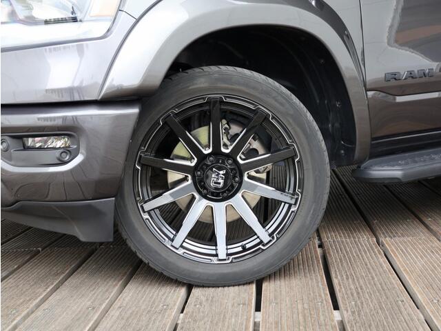 Dodge 1500 Ram 5.7 V8 4x4 Crew Cab Dominator | Uitlaatklep | Pano-dak | Tonneau cover | 22" | Fenders |