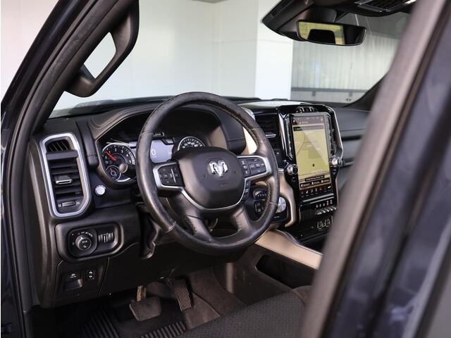 Dodge 1500 Ram 5.7 V8 4x4 Crew Cab Laramie Night | Panoramadak | Luchtvering | Groot Navigatie | Elektrisch Sidebars |