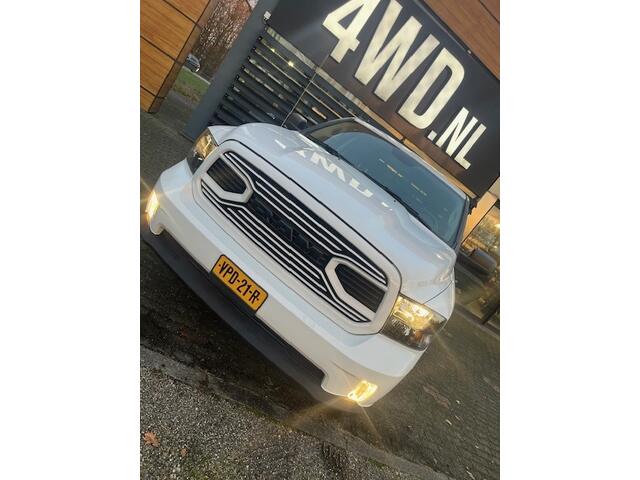 Dodge 1500 Ram 5.7 V8 4x4 Crew Cab 6 PERS CLASSIC/ NAP 297 KM / SHOWROOM DEMO AUTO ¤ 51.900 EXCL Onze SHOWROOM demo auto met slechts 297 km in nieuwstaat nu leverbaar inclusief trekhaak PRING GAS installatie , BLACK PACK , inruil mogelijk