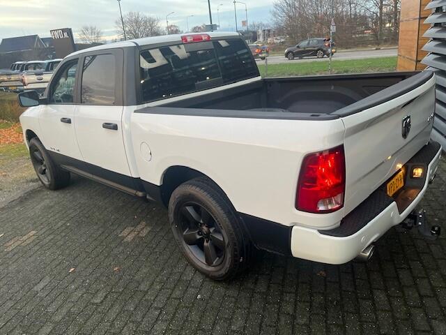 Dodge 1500 Ram 5.7 V8 4x4 Crew Cab 6 PERS CLASSIC/ NAP 297 KM / SHOWROOM DEMO AUTO ¤ 51.900 EXCL Onze SHOWROOM demo auto met slechts 297 km in nieuwstaat nu leverbaar inclusief trekhaak PRING GAS installatie , BLACK PACK , inruil mogelijk