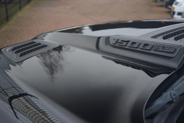 Dodge 1500 Ram 5.7 V8 4x4 Crew Cab 6'4 Sport | Navigatie | Panoramadak | Leer | Camera | Alpine sound | Carplay | Stoel-stuur verwarming | NL auto!! | Recent een grote beurt gehad incl bougies en spruitstukken!!