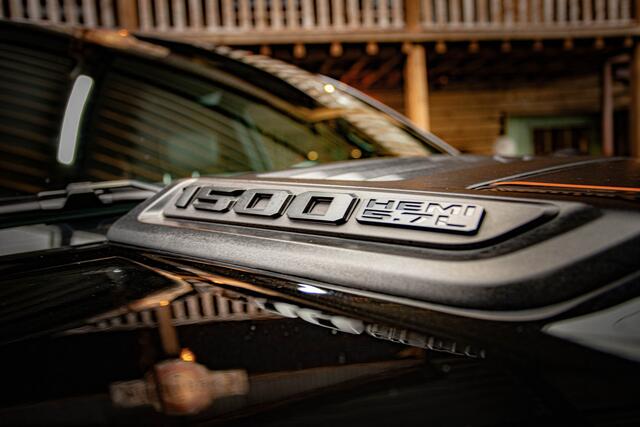 Dodge 1500 Ram 5.7 V8 4x4 Crew Cab Laramie LPG | Widebody | Backcover | Stoelverwarimg/verkoeling | XD velgen | Dealer onderhouden |