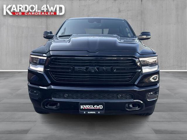 Dodge 1500 Ram Laramie Night Edition Modeljaar "24 | BOMVOL!| Panoramadak elect. | Luchtvering | Virtual cockpit | Adaptive cruise | *vaste treeplanken| Geheel rijklaar incl. LPG &Trekhaak| | Nieuwe Auto incl. LPG | Geheel rijklaarprijs |